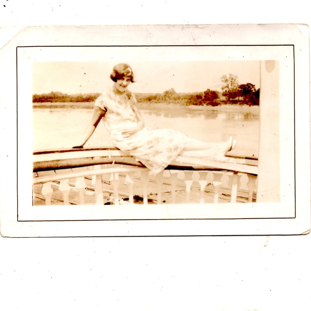Vintage Vernacular Photo - 1920s Glamour Girl